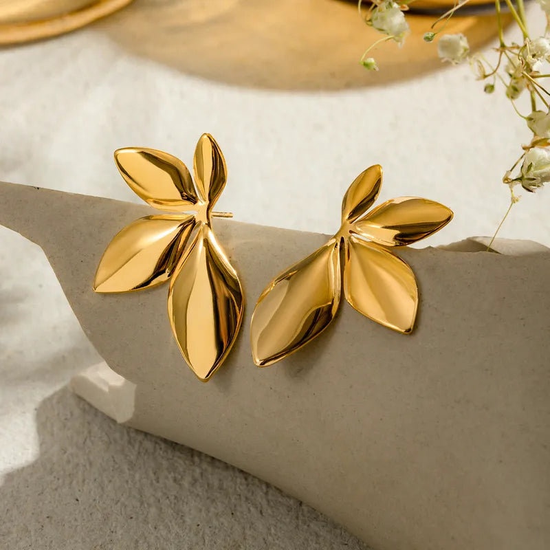 Leaf Motif Earrings Gold