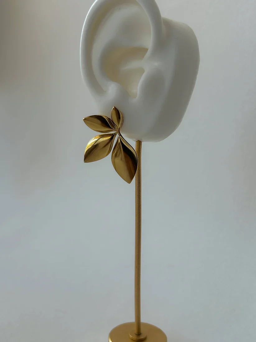 Leaf Motif Earrings Gold
